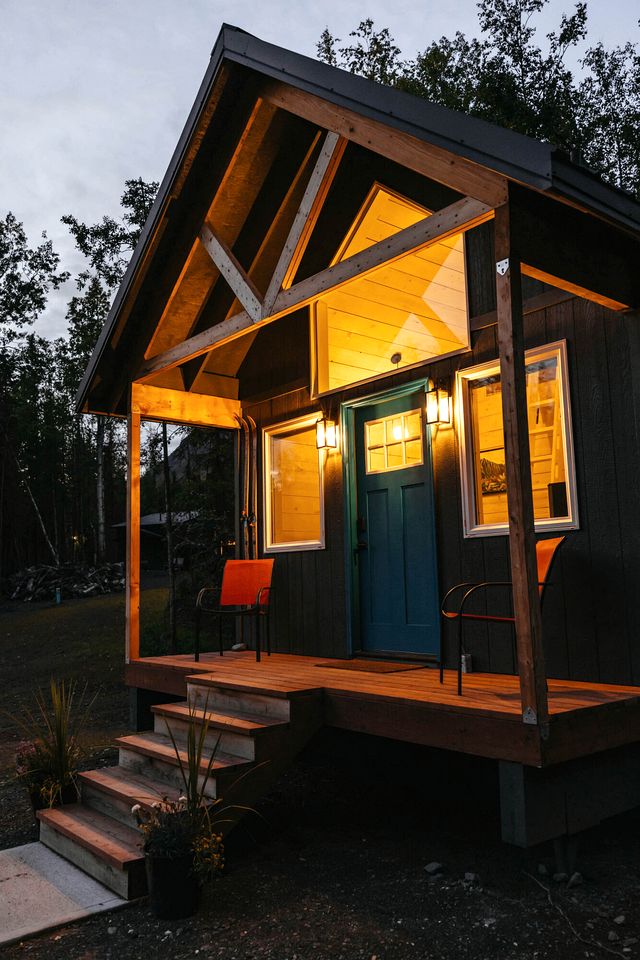 Gorgeous Tiny Cabin Placed in a Privileged Area in Anchorage, Alaska