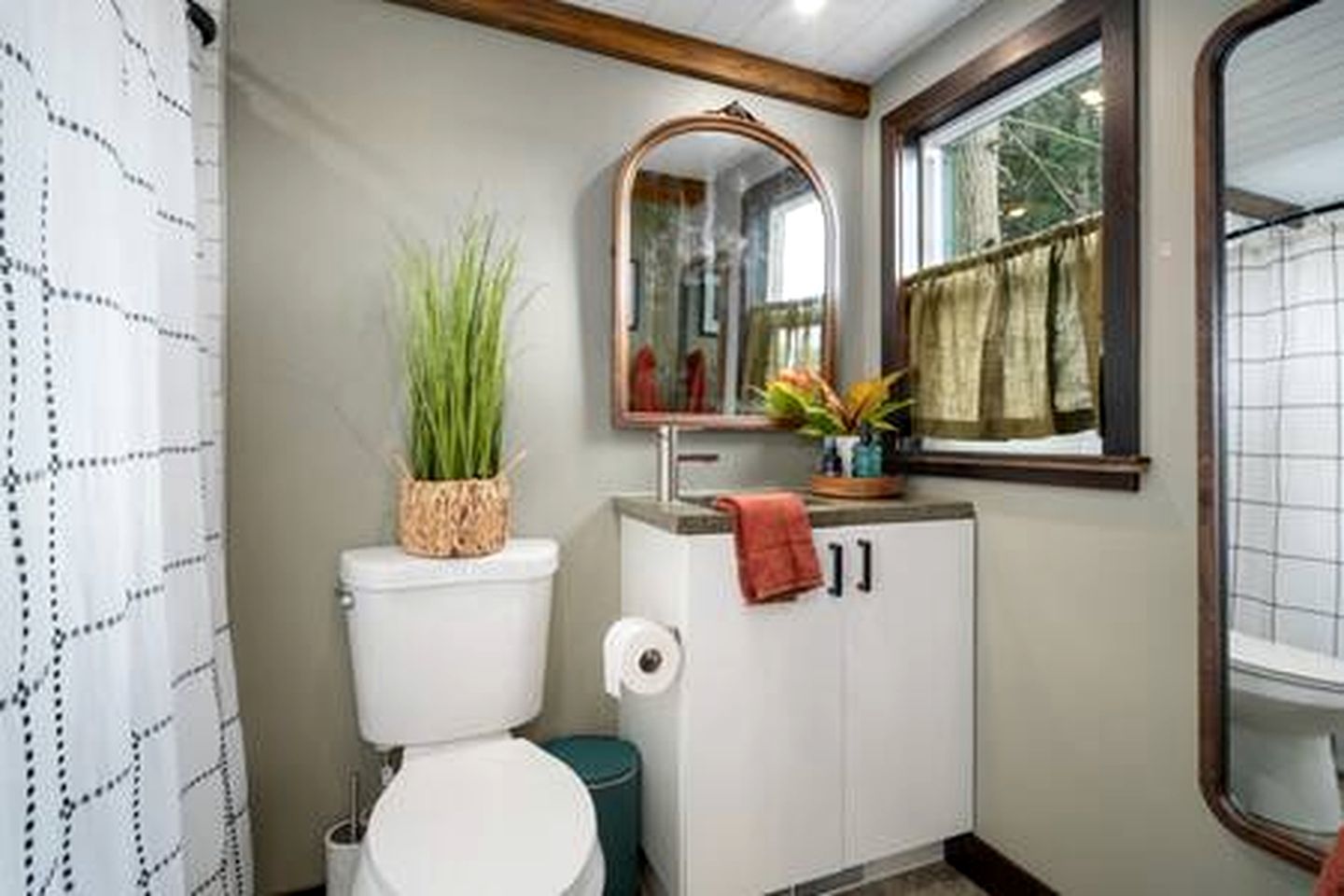 Cedar & Sage Hideaway in River Road, WA