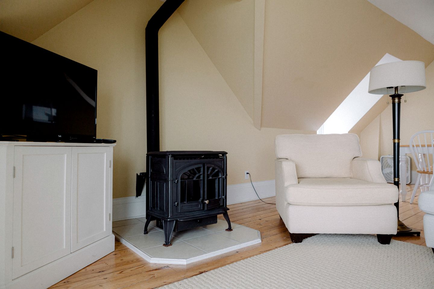 Gorgeous Unique Vacation Rental with Incredible Views for a Relaxing Getaway in Prince Edward, Ontario