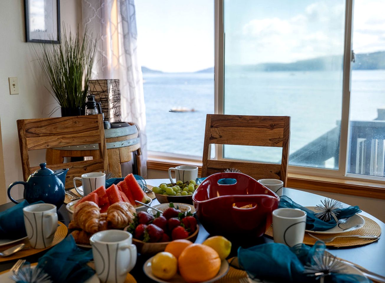 Gorgeous, Waterfront Beach Cottage on Oyster Bay with Easy Access to Olympic National Park