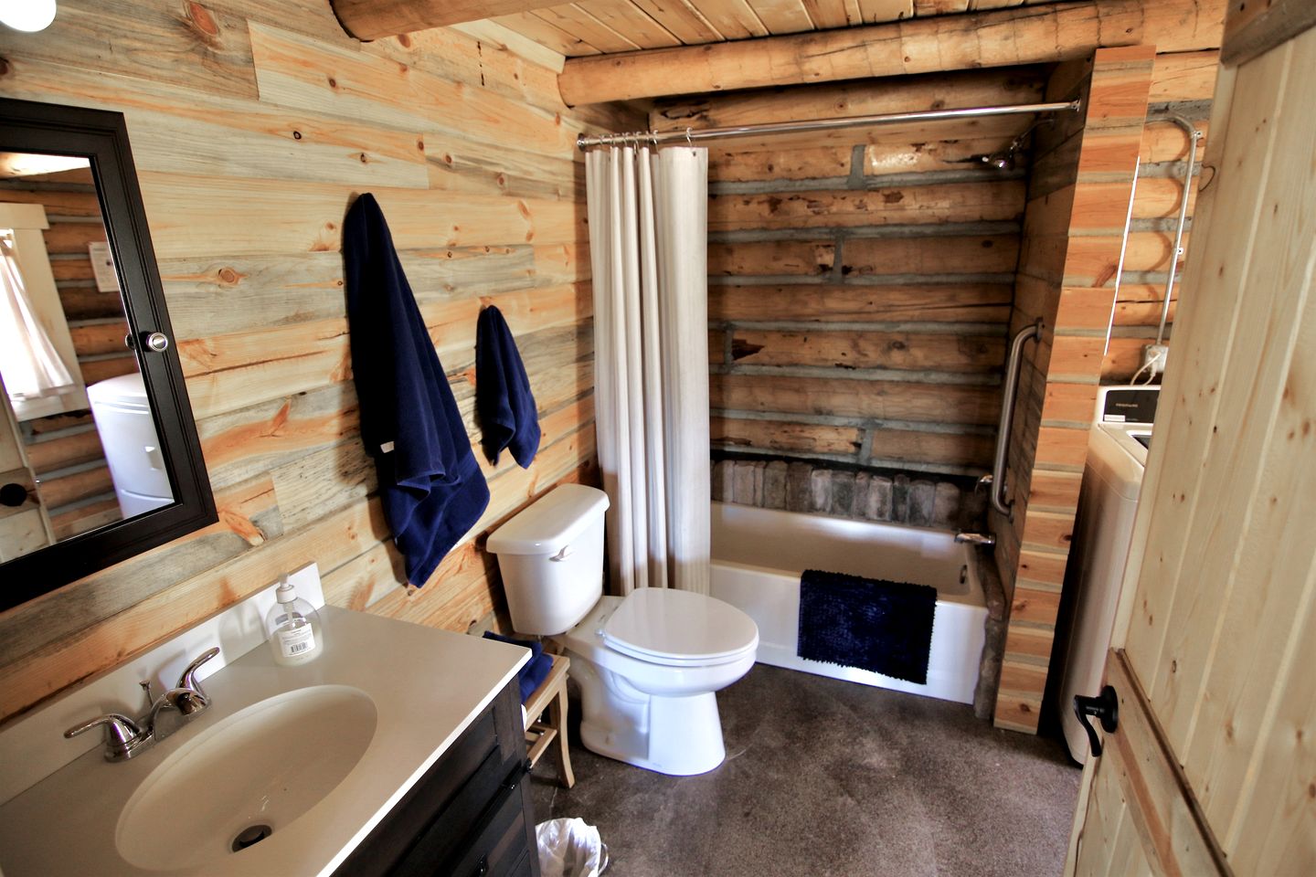Gorgeous Wooden Rustic Cabin in Blanding, Utah