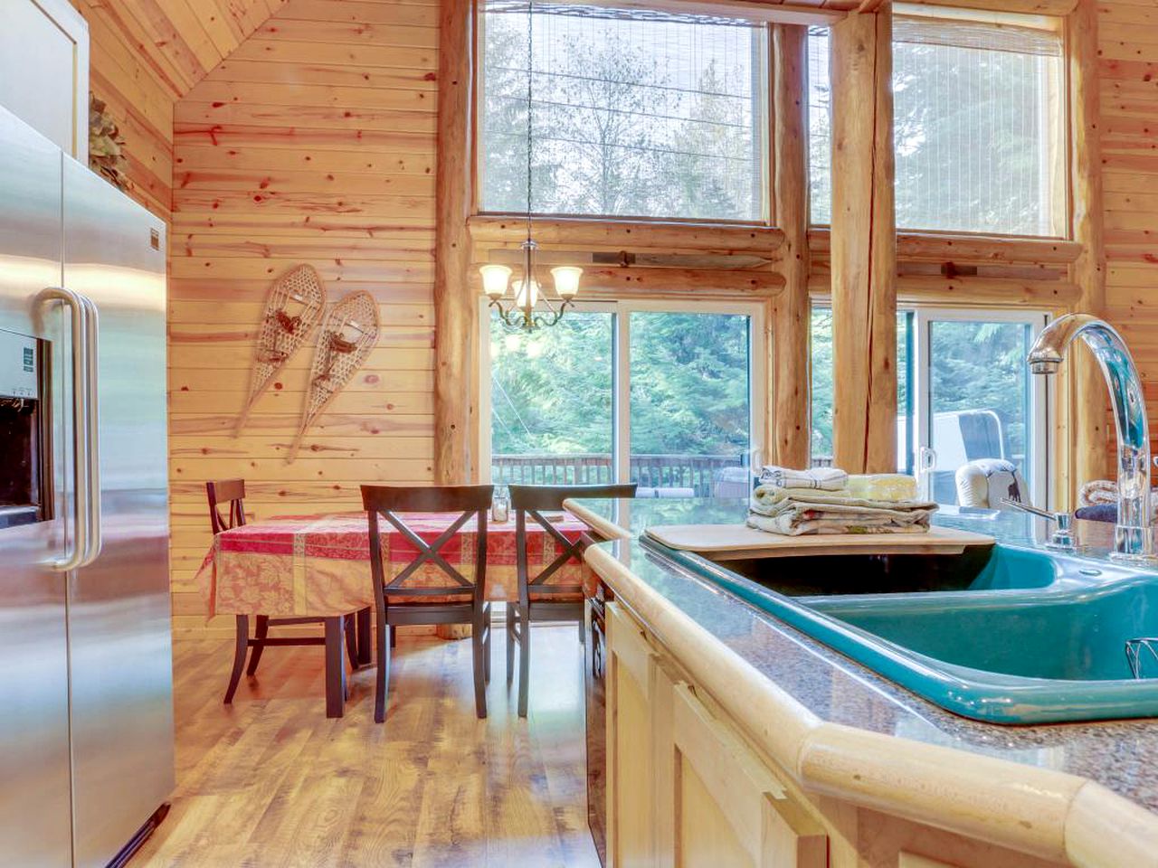 Cabin with a Hot Tub in Government Camp, Oregon