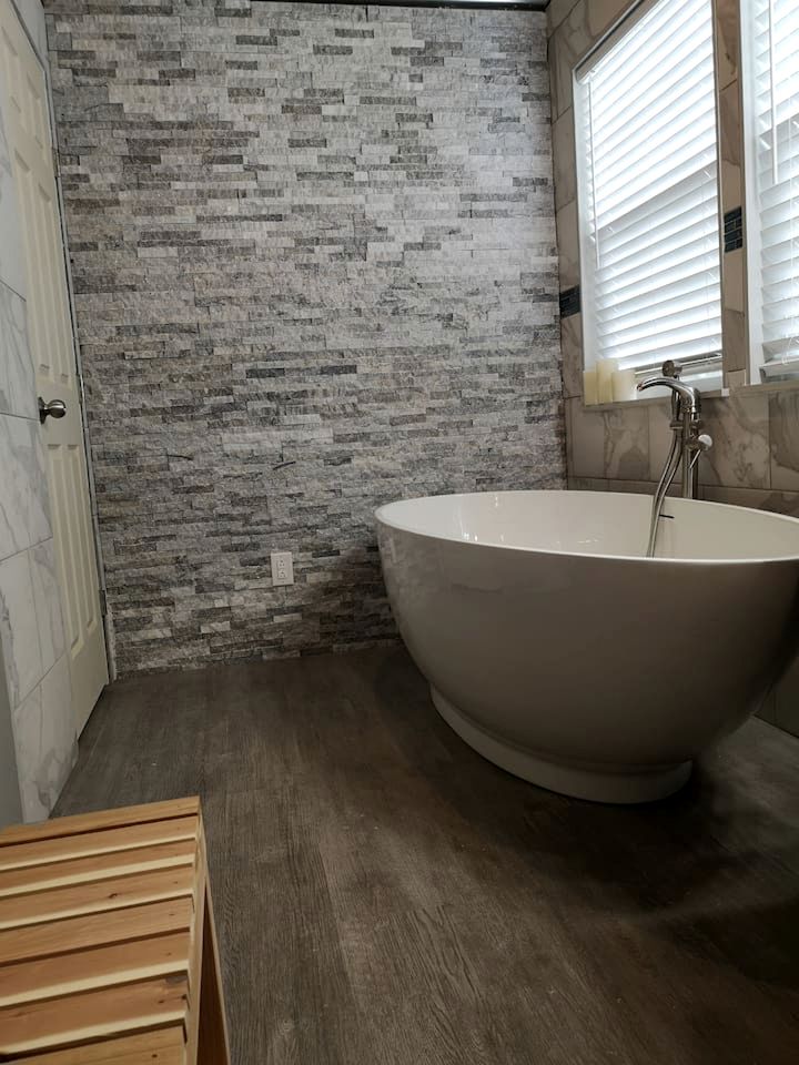 Romantic Granbury Cabin Ideal for a Texas Getaway