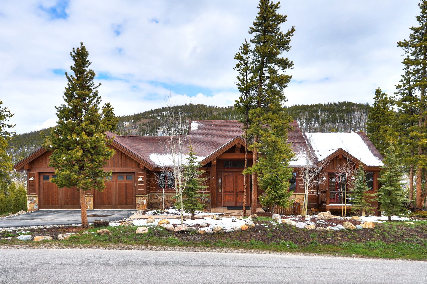 Luxury Mountain Retreat with Hot Tub and Games Room for Family Getaways in Breckenridge, Colorado