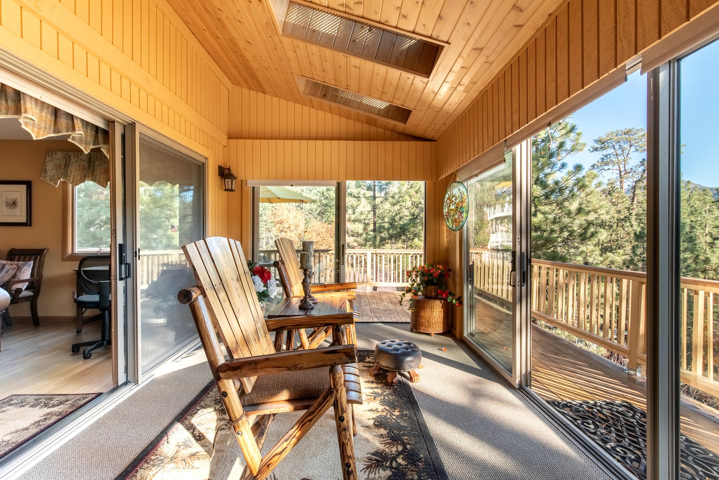 Spectacular Mountain Retreat: Big Cabin with Spa & Pool Table in Big Bear, California