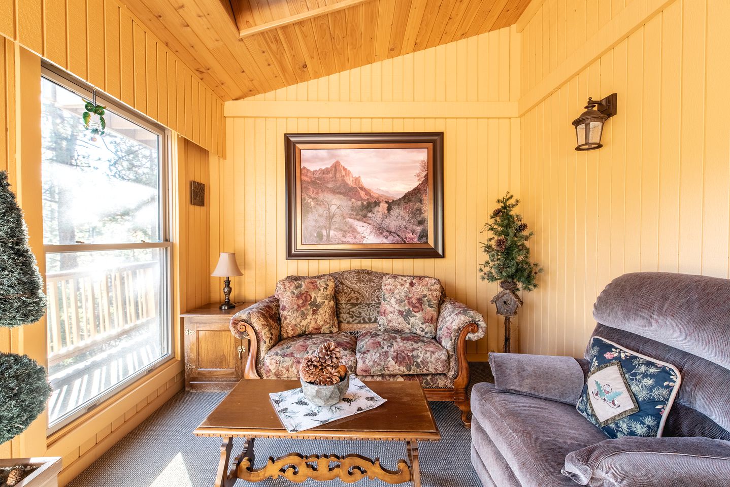 Spectacular Mountain Retreat: Big Cabin with Spa & Pool Table in Big Bear, California