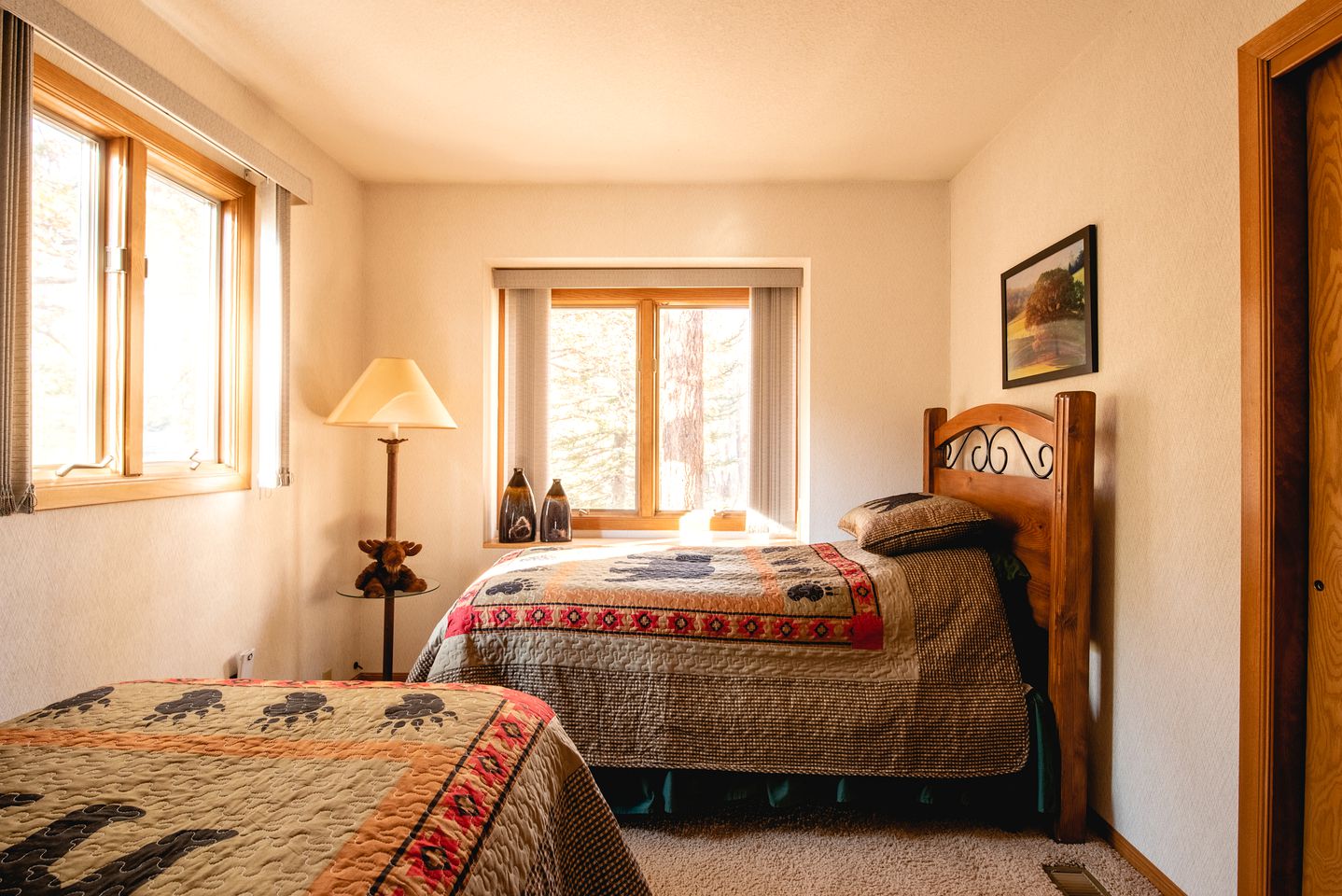 Spectacular Mountain Retreat: Big Cabin with Spa & Pool Table in Big Bear, California