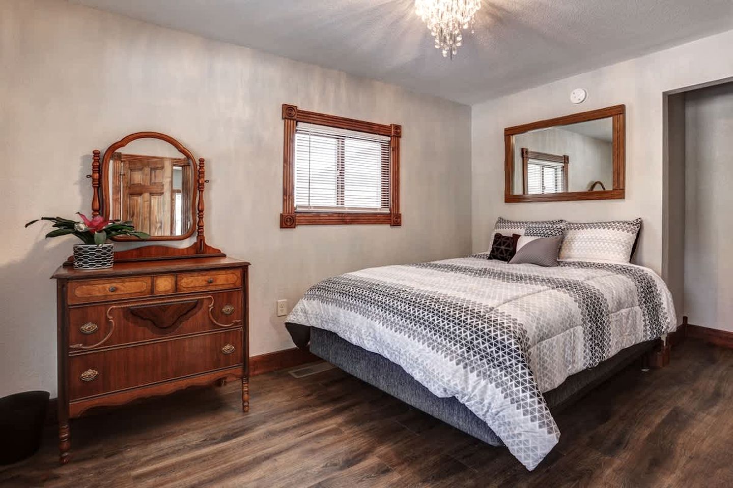 Enchanting Historic Cabin Retreat near Mount Rushmore in South Dakota