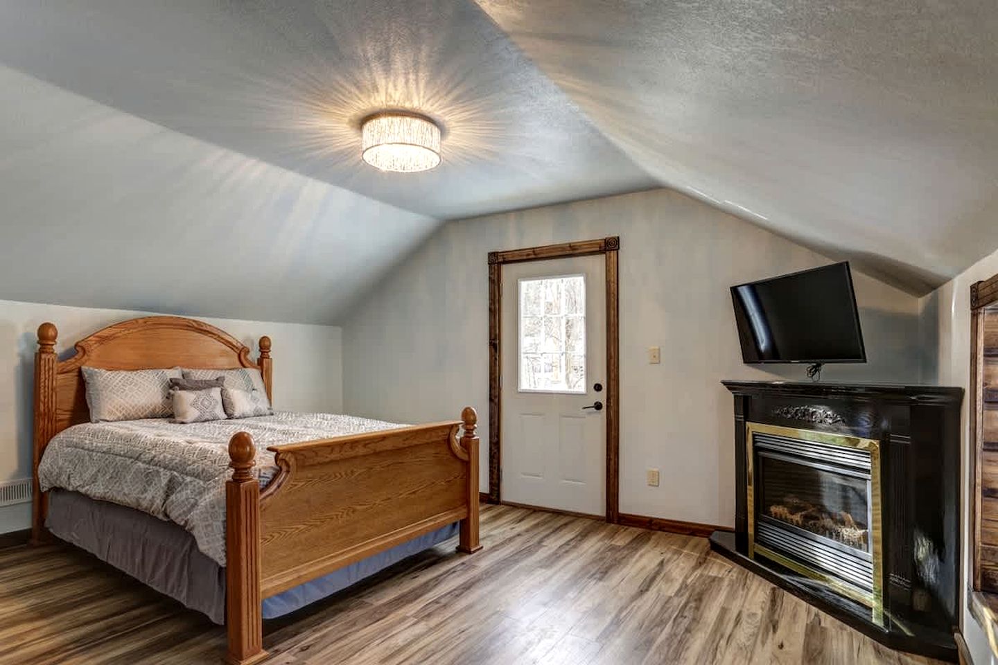 Enchanting Historic Cabin Retreat near Mount Rushmore in South Dakota