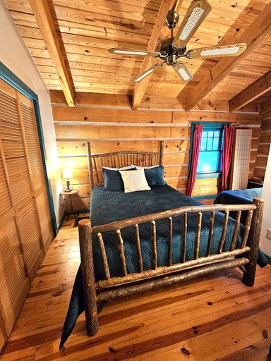 Cabins (United States of America, Marshall, North Carolina)