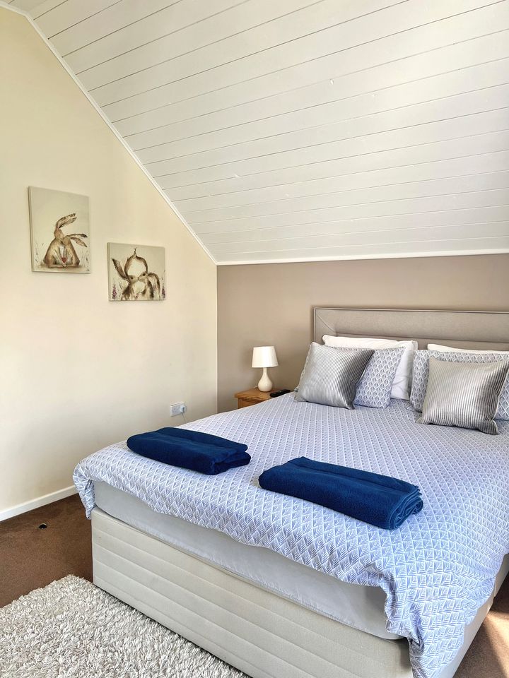 Tranquil Waterside Getaway in this Cotswold Cottage in South Cerney