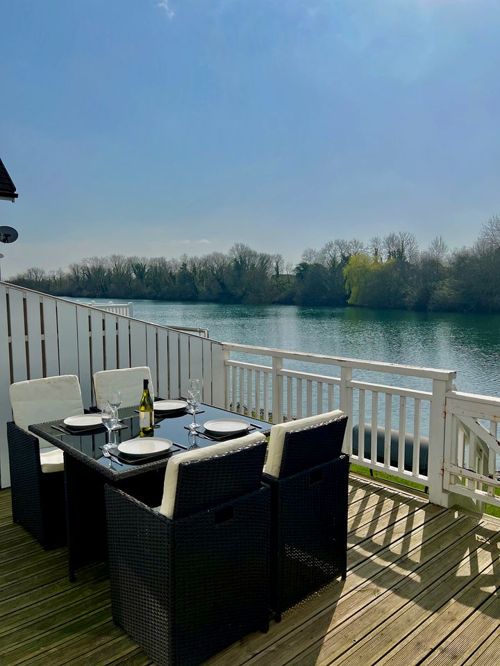 Tranquil Waterside Getaway in this Cotswold Cottage in South Cerney