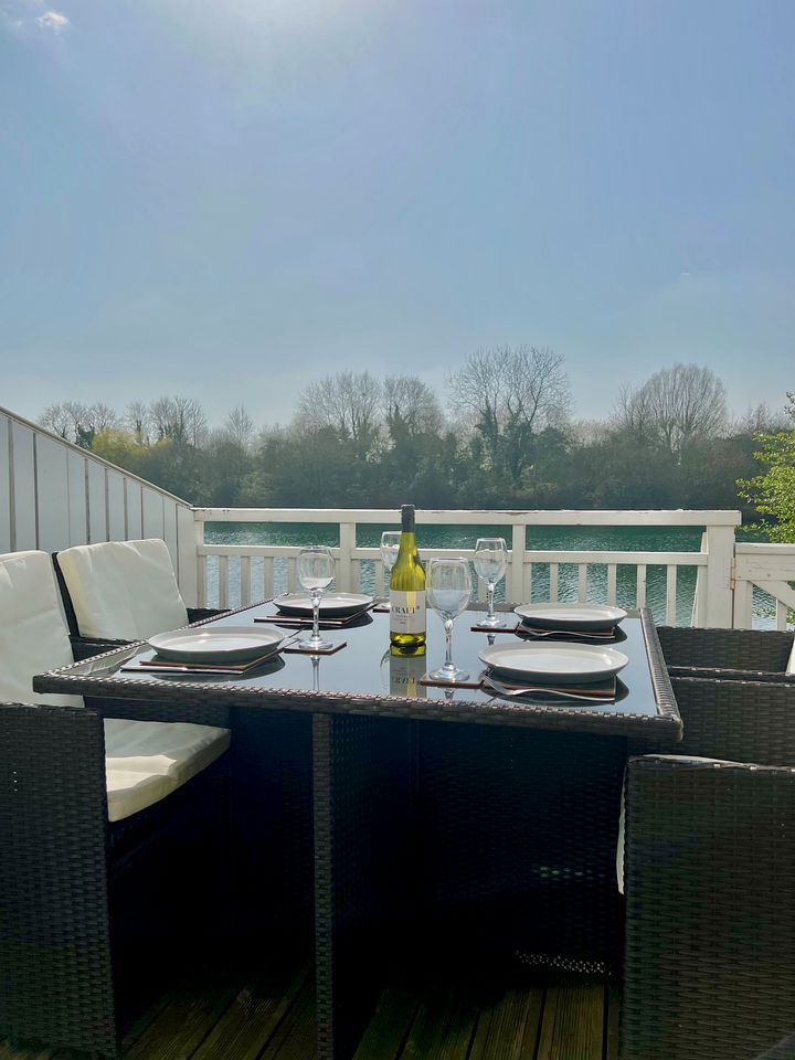 Tranquil Waterside Getaway in this Cotswold Cottage in South Cerney