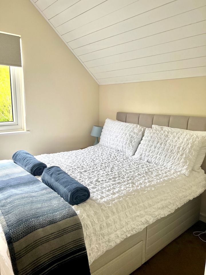 Tranquil Waterside Getaway in this Cotswold Cottage in South Cerney