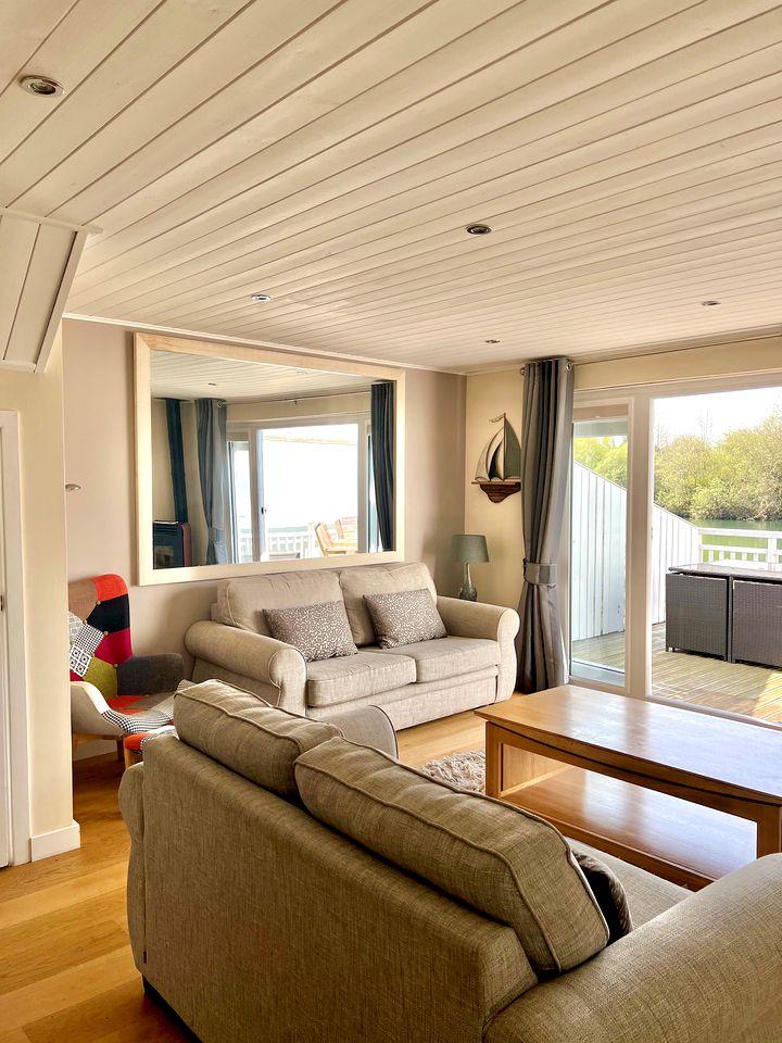 Tranquil Waterside Getaway in this Cotswold Cottage in South Cerney