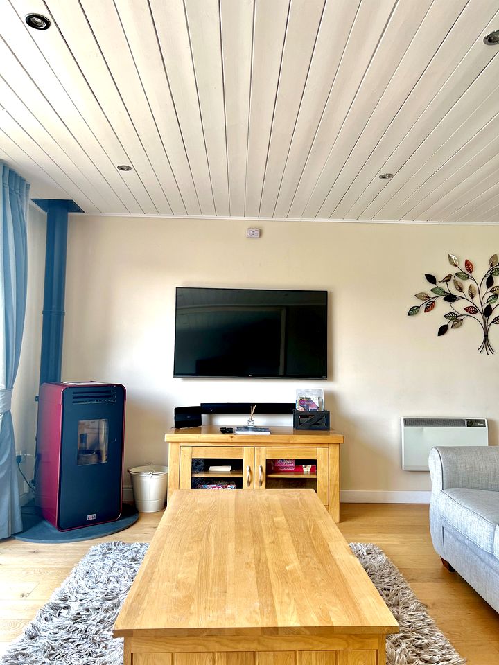Tranquil Waterside Getaway in this Cotswold Cottage in South Cerney