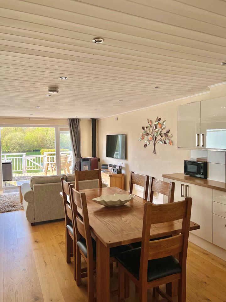 Tranquil Waterside Getaway in this Cotswold Cottage in South Cerney