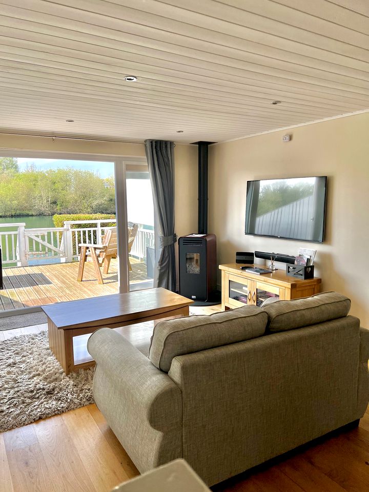 Tranquil Waterside Getaway in this Cotswold Cottage in South Cerney