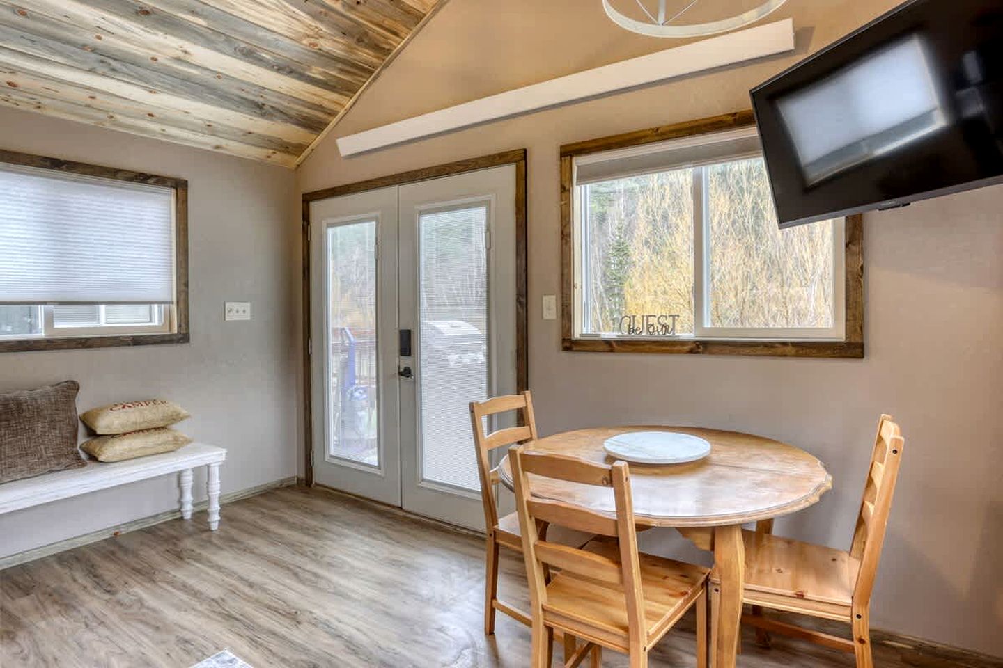 Vibrant Cozy Cabin Retreat near Black Hills Mountain in South Dakota