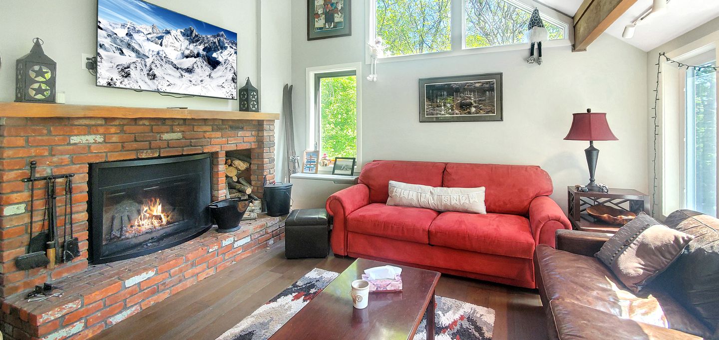 Cozy and Contemporary Cabin with Fire-Place close to the Great Eastern Trail for an Unforgettable Ski Escape, Vermont