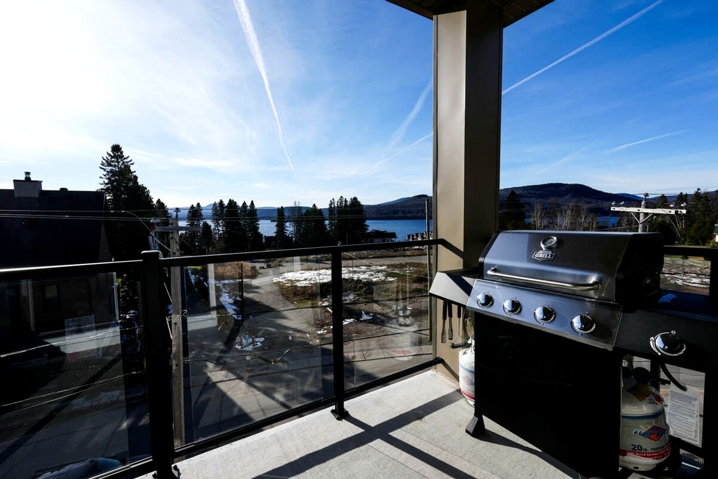 Great Family-Friendly Vacation Rental with Balcony and Barbecue in Saint Donat de Montcalm, Quebec