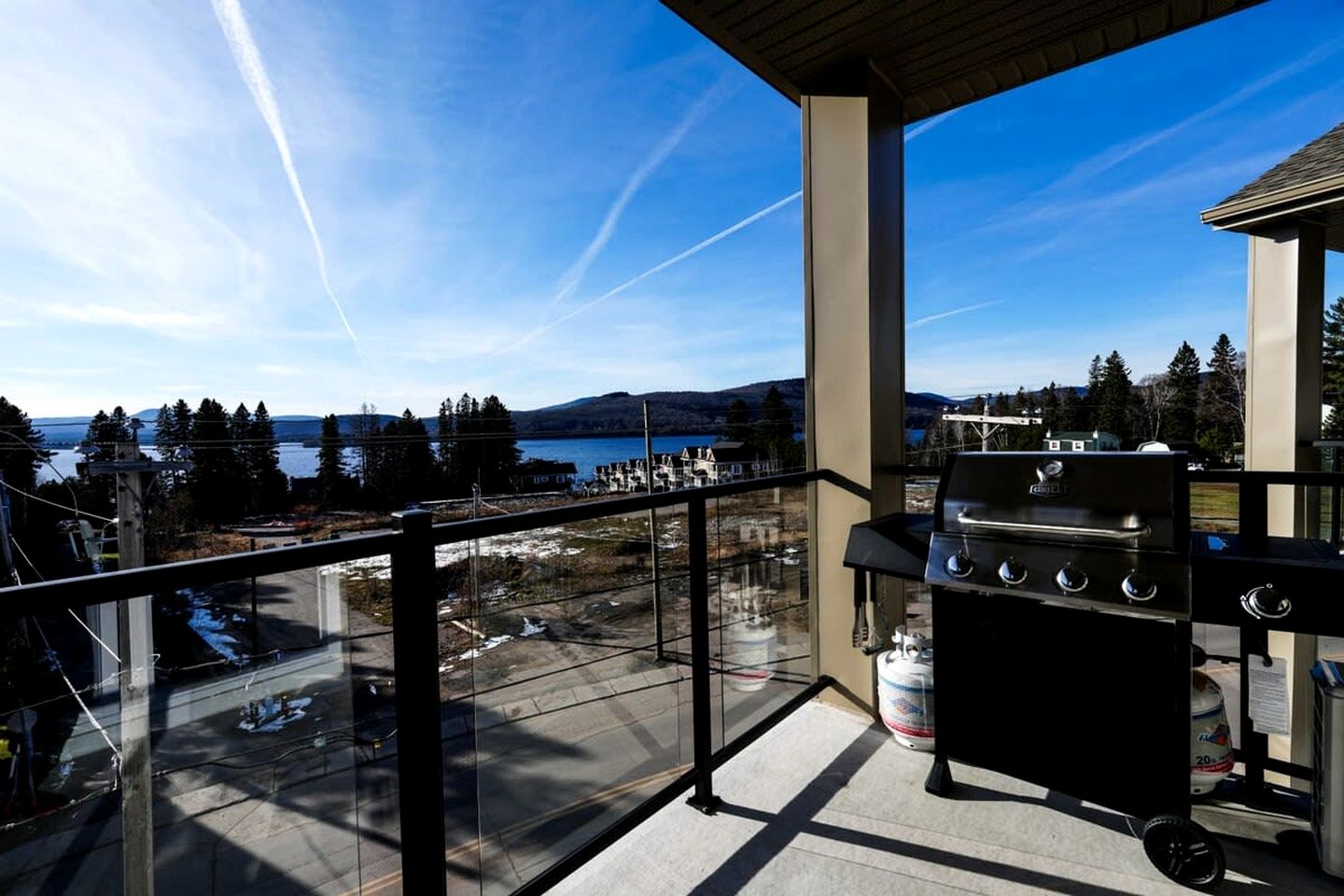 Great Family-Friendly Vacation Rental with Balcony and Barbecue in Saint Donat de Montcalm, Quebec