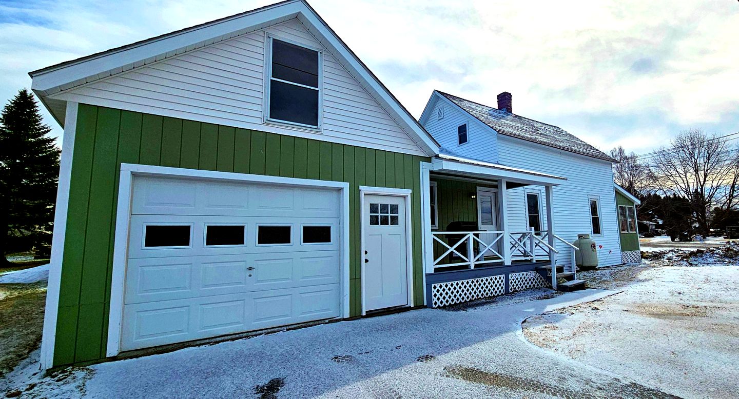 Modern Comfort 3 Bedroom Pet-Friendly Cabin With Sun Room And Porch in Greenville, ME