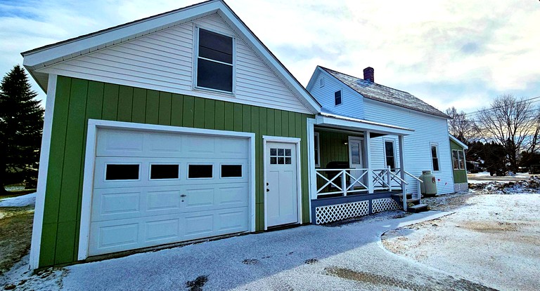 Modern Comfort 3 Bedroom Pet-Friendly Cabin With Sun Room And Porch in Greenville, ME