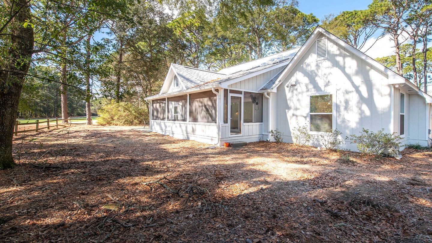 Modern Cottage with Endless Outdoor Activities in Pawleys Island, South Carolina
