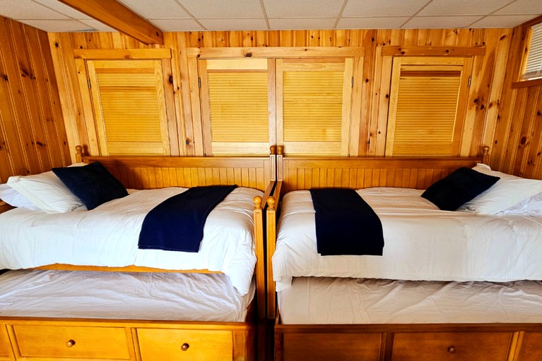 Cabins (United States of America, Belgrade, Maine)