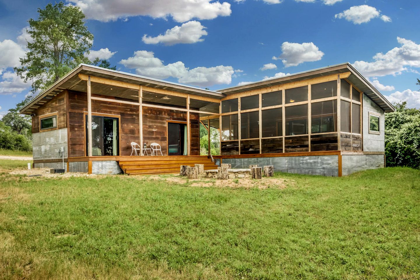 Artisan Cabin with Beautiful Decor and a Classic Fire Pit near Austin, Texas