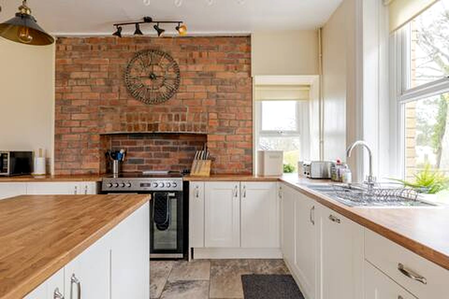 Charming Farmhouse with Hot Tub and Games Room near Llandeilo, Carmarthenshire