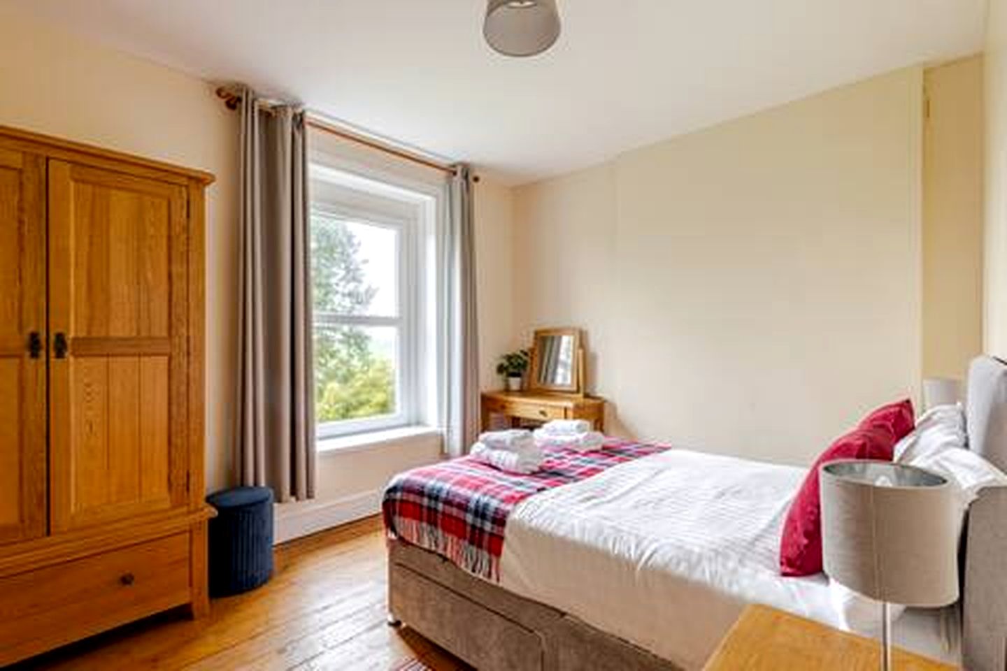 Charming Farmhouse with Hot Tub and Games Room near Llandeilo, Carmarthenshire