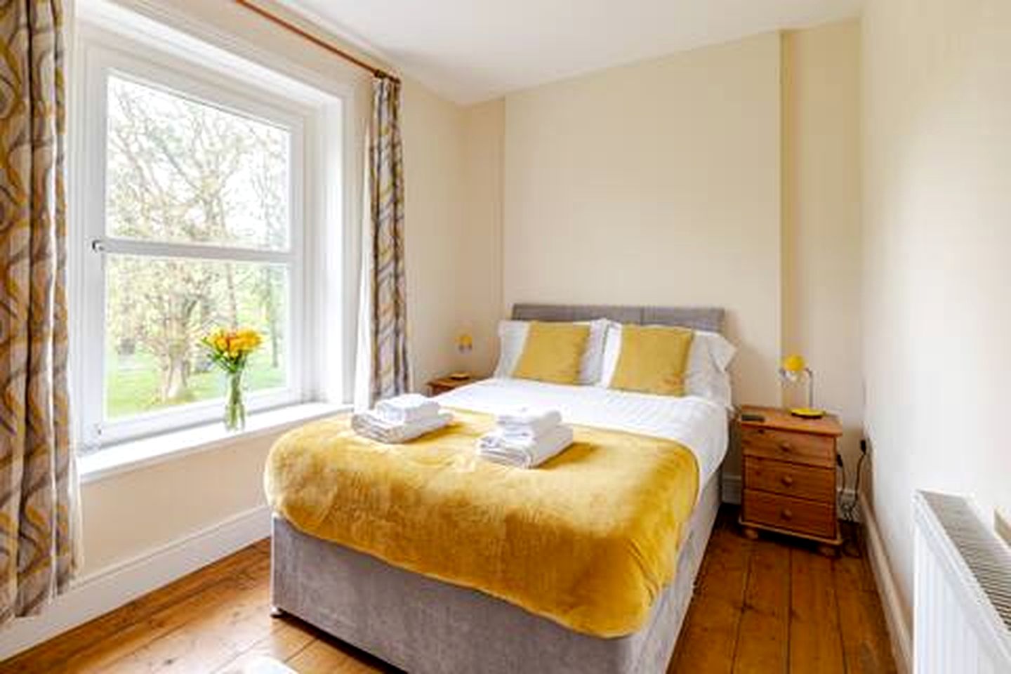 Charming Farmhouse with Hot Tub and Games Room near Llandeilo, Carmarthenshire