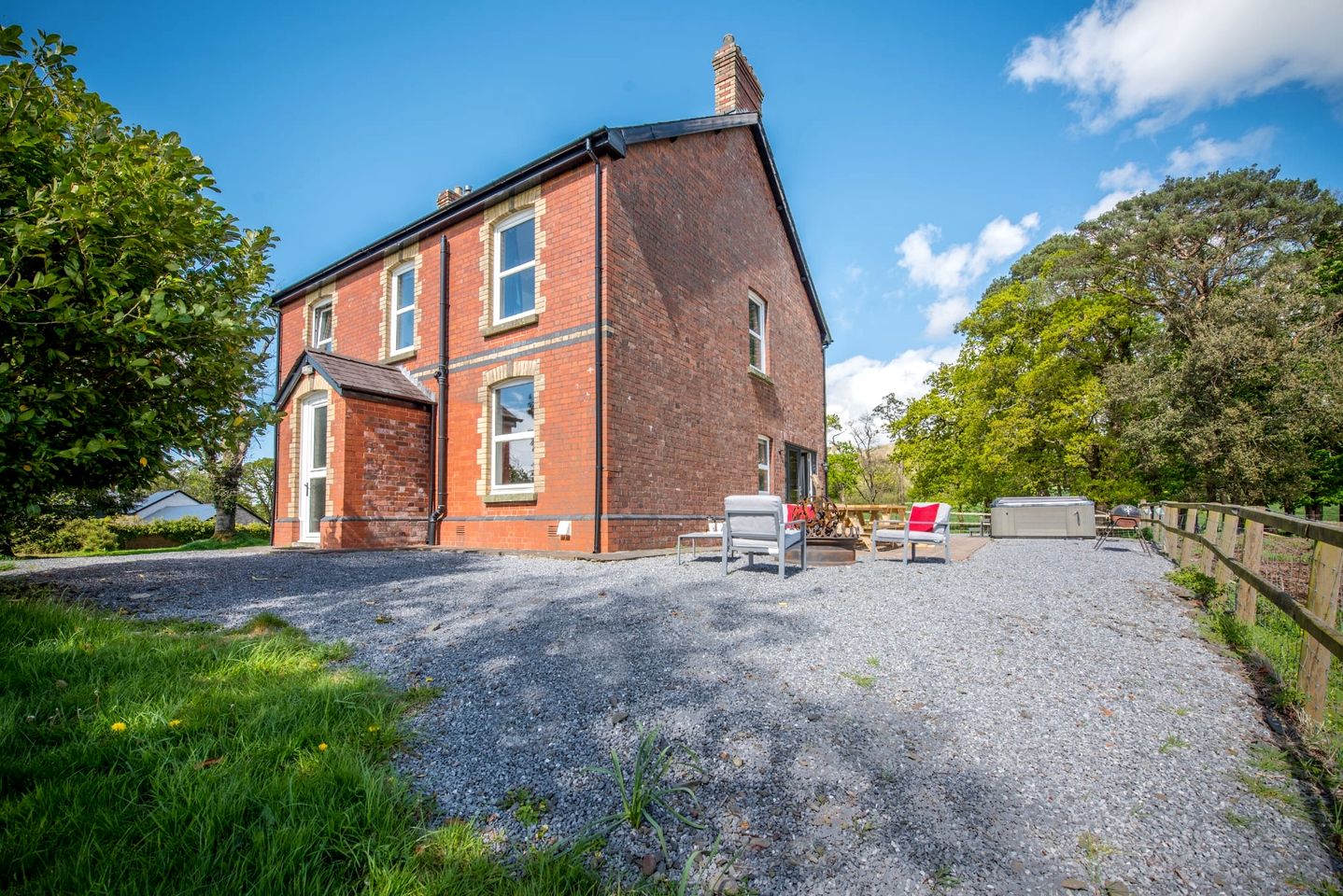 Charming Farmhouse with Hot Tub and Games Room near Llandeilo, Carmarthenshire