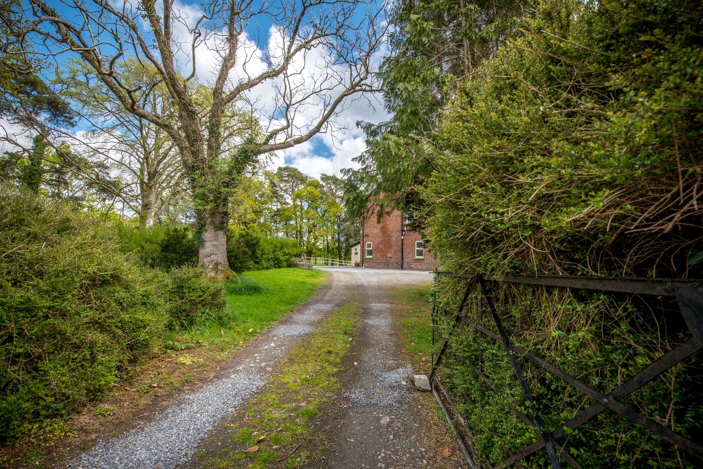 Charming Farmhouse with Hot Tub and Games Room near Llandeilo, Carmarthenshire