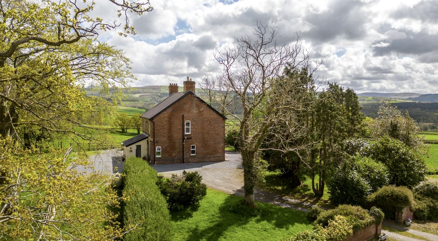 Charming Farmhouse with Hot Tub and Games Room near Llandeilo, Carmarthenshire