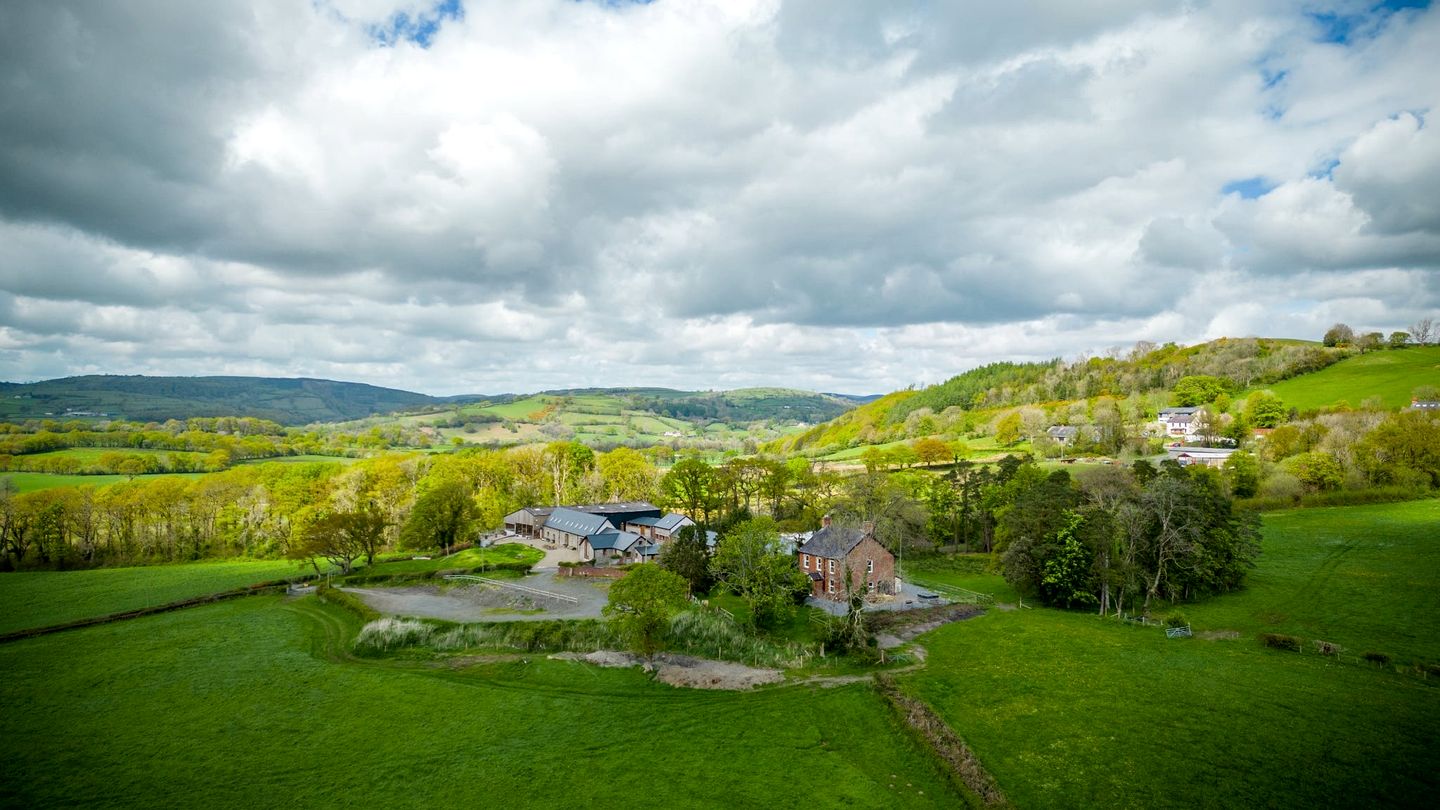 Charming Farmhouse with Hot Tub and Games Room near Llandeilo, Carmarthenshire