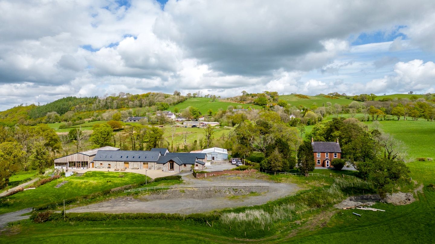 Charming Farmhouse with Hot Tub and Games Room near Llandeilo, Carmarthenshire