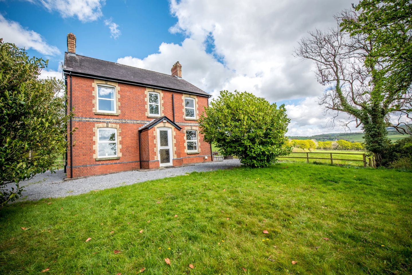 Charming Farmhouse with Hot Tub and Games Room near Llandeilo, Carmarthenshire