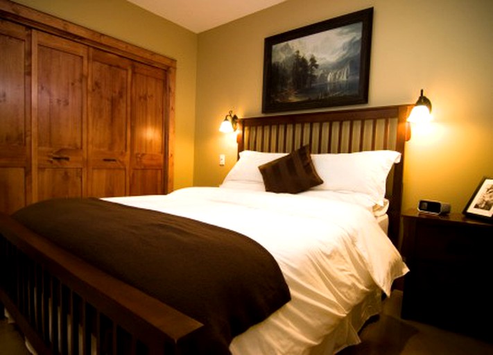 Cabins (Golden, British Columbia, Canada)