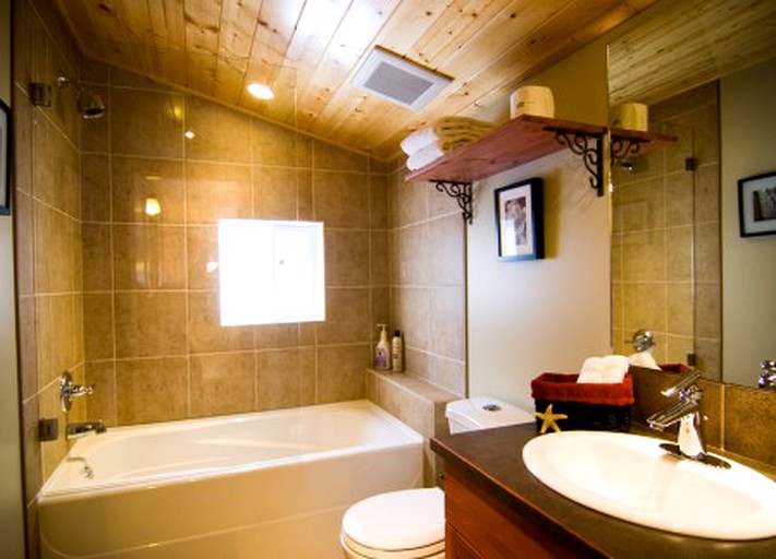 Cabins (Golden, British Columbia, Canada)