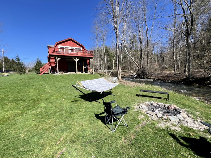 Tranquil Cabin Hideaway with Firepit and Riverfront Views on the Green River in Vermont