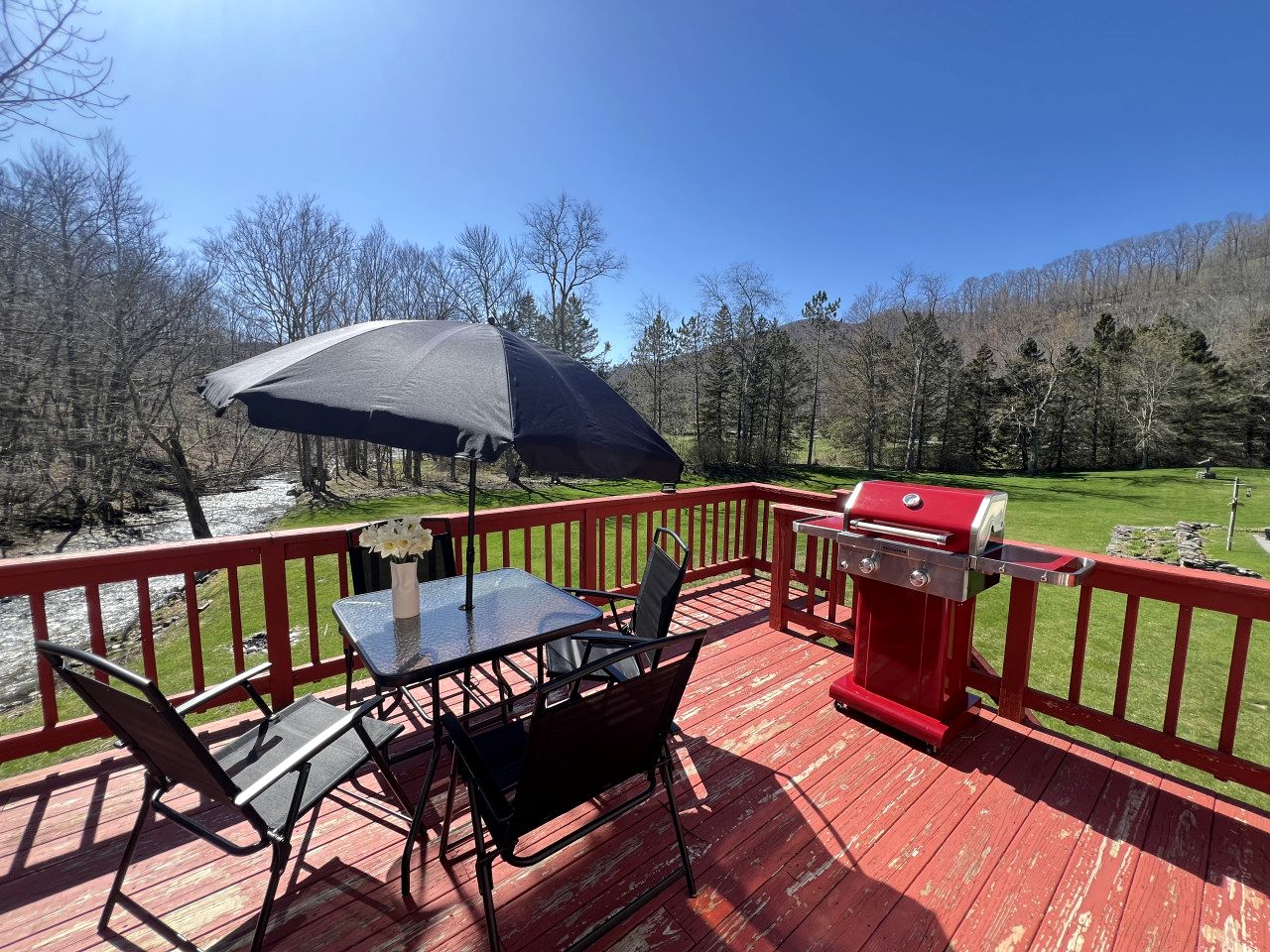 Tranquil Cabin Hideaway with Firepit and Riverfront Views on the Green River in Vermont