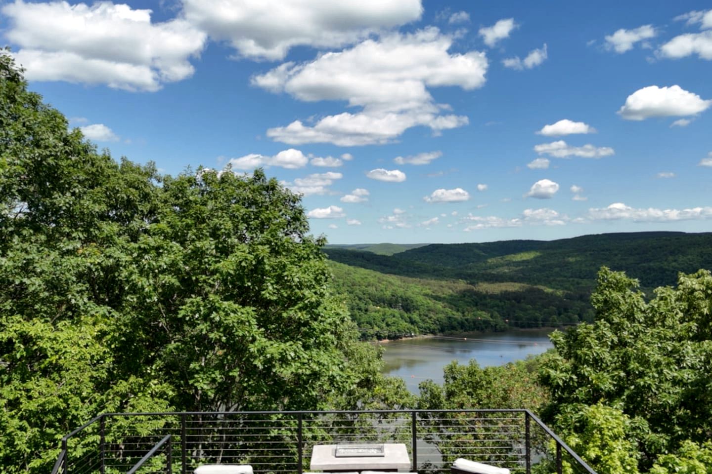 Gorgeous and Secluded Cabin with Lakefront Views and a Rooftop Terrace, Perfect for a Peaceful Weekend Away