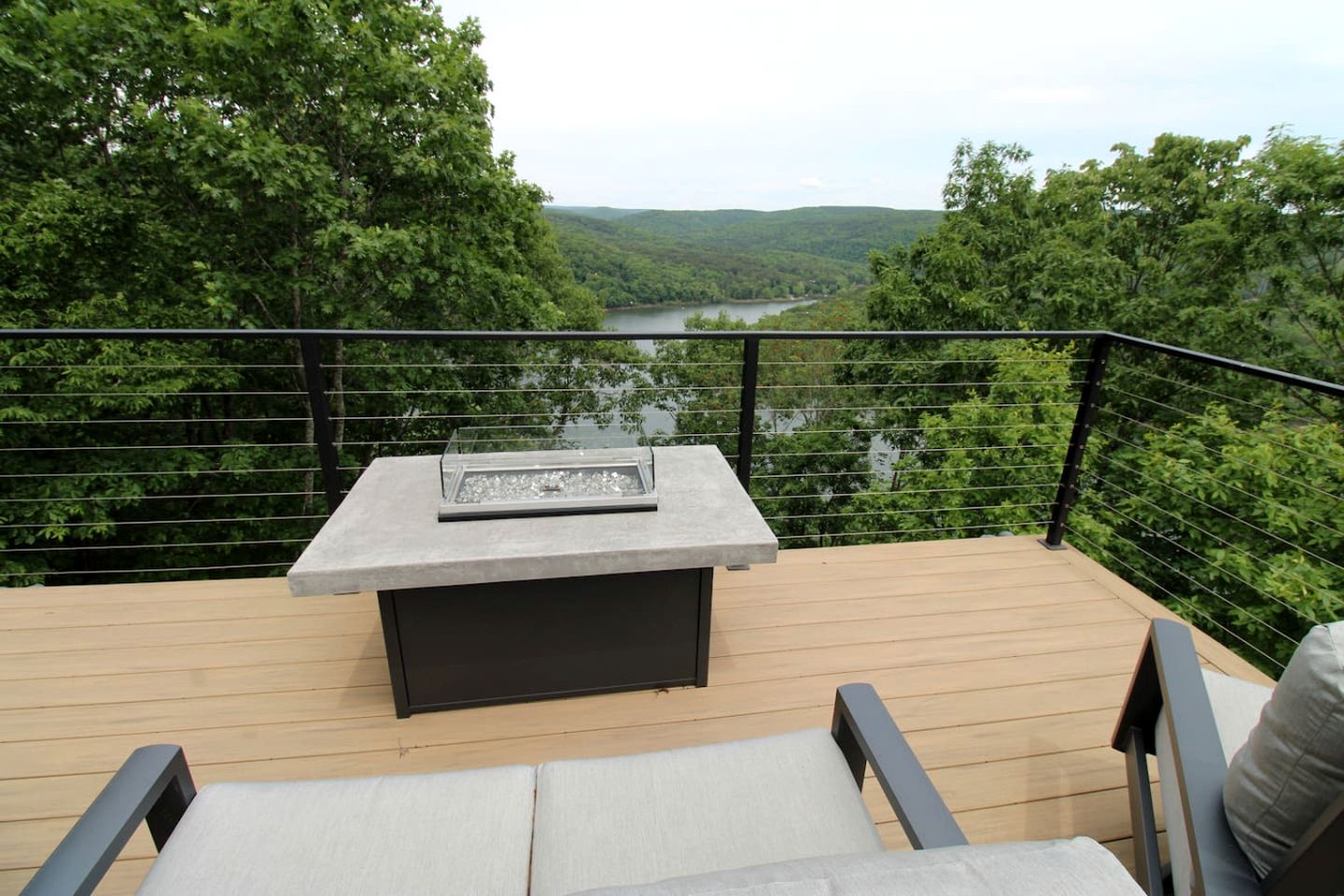 Gorgeous and Secluded Cabin with Lakefront Views and a Rooftop Terrace, Perfect for a Peaceful Weekend Away