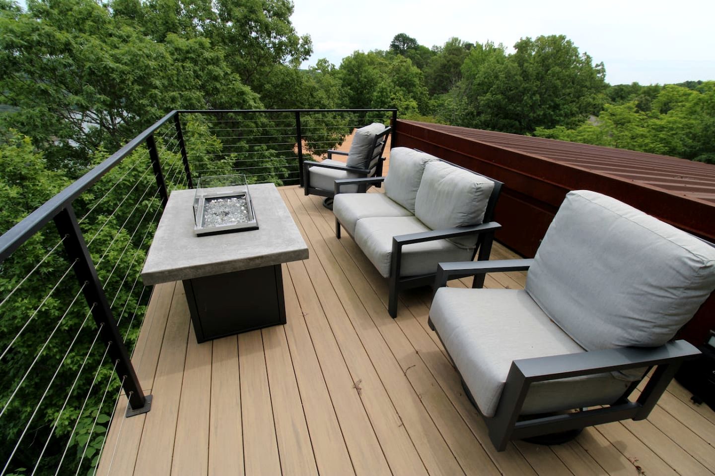 Gorgeous and Secluded Cabin with Lakefront Views and a Rooftop Terrace, Perfect for a Peaceful Weekend Away