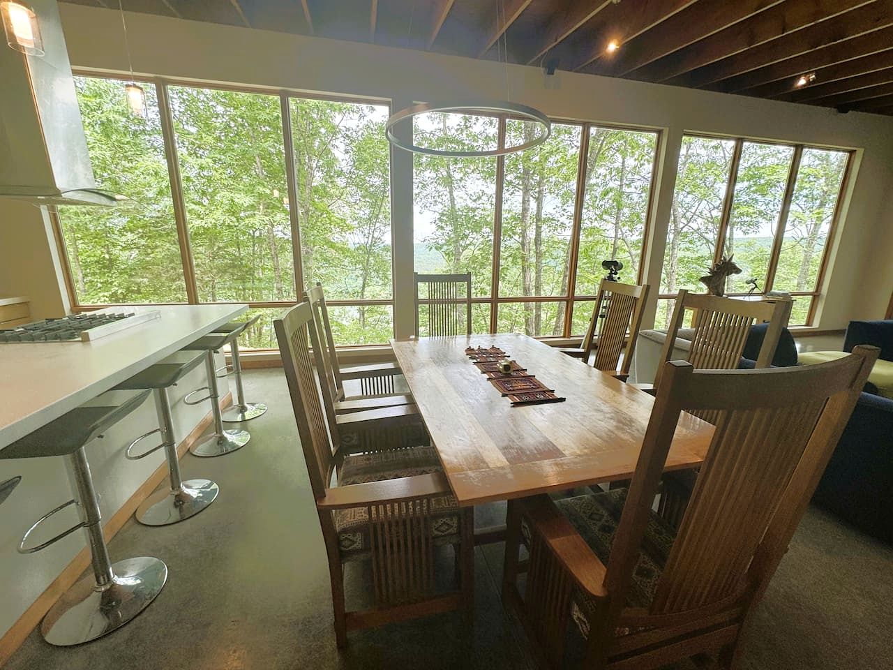 Gorgeous and Secluded Cabin with Lakefront Views and a Rooftop Terrace, Perfect for a Peaceful Weekend Away