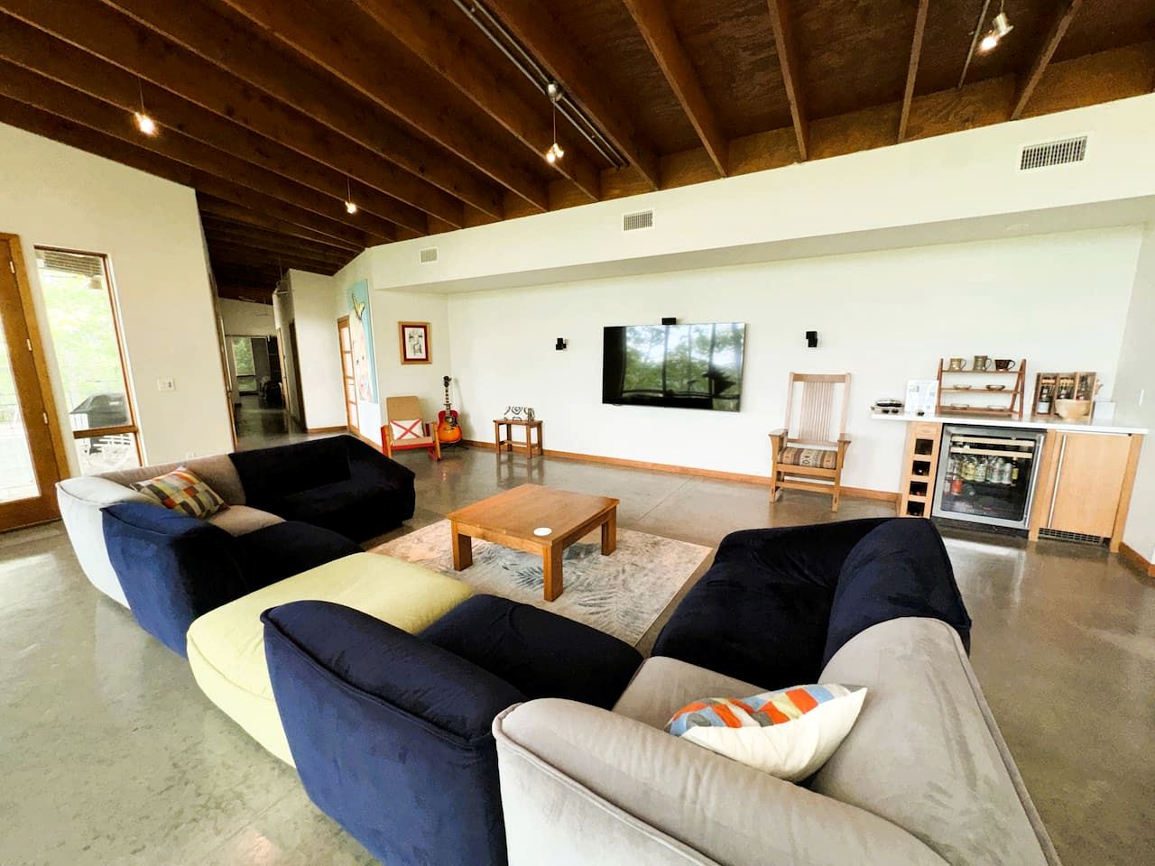 Gorgeous and Secluded Cabin with Lakefront Views and a Rooftop Terrace, Perfect for a Peaceful Weekend Away