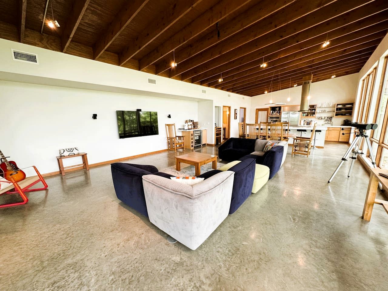 Gorgeous and Secluded Cabin with Lakefront Views and a Rooftop Terrace, Perfect for a Peaceful Weekend Away